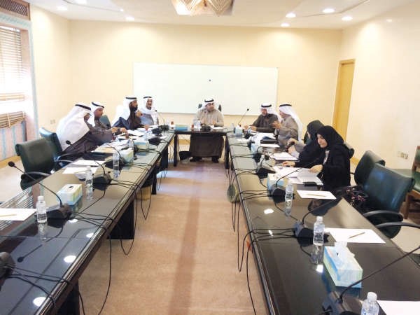 اسامة العتيبي خلال ترؤسه اجتماع اللجنة
