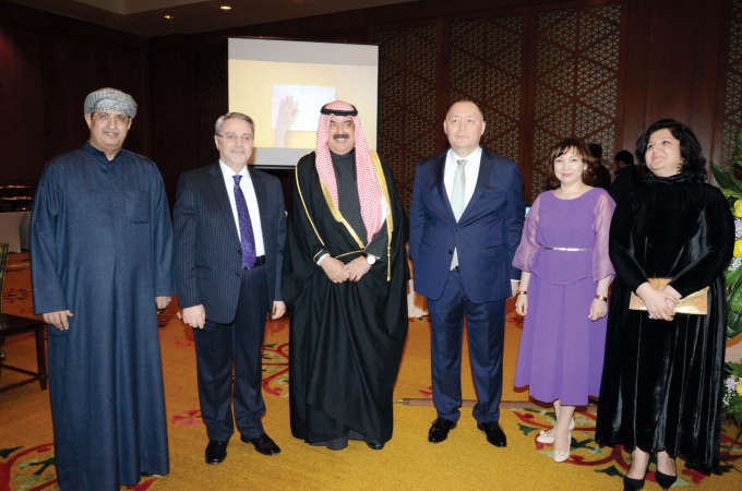 خالد الجارالله مع السفير الماس عبدالرحمانوف وحرمه بحضور السفير العراقي محمد حسين بحر العلوم والقائم بالاعمال اليمني السفير محمد بري ونجلاء النقي﻿