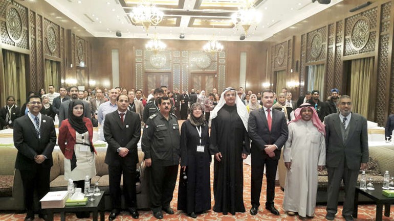 دجمال الحربي ودطارق الجسار ورئيسة المؤتمر مع الحضور