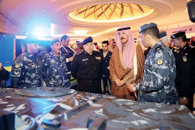 الوزير والضيوف يقومون بجولة داخل معرض الصور الذي يعكس التطور الحضاري للشرطة﻿