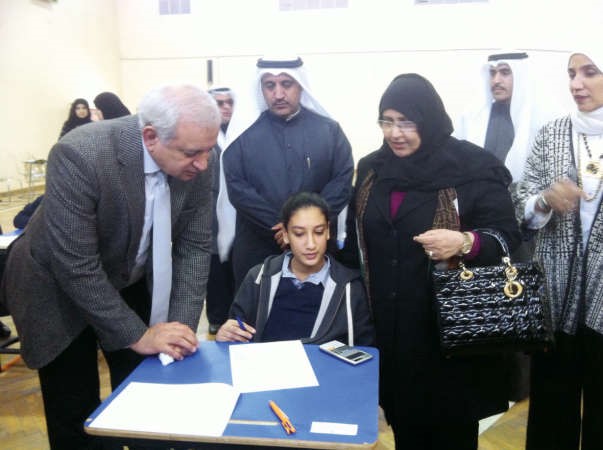  د بدر العيسى متحدثا الى احد الطلبة