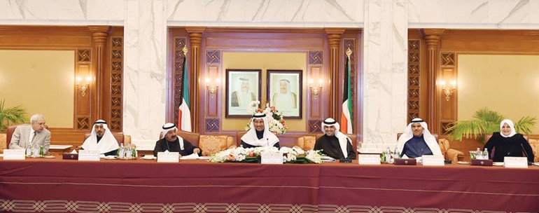  وسموه مترئسا اجتماع المجلس الاعلى للتخطيط والتنمية ويبدو الشيخ ناصر صباح الاحمد وانس الصالح والشيخ سلمان الحمود والشيخ دمحمد الصباح وهند الصبيح ودبدر العيسى