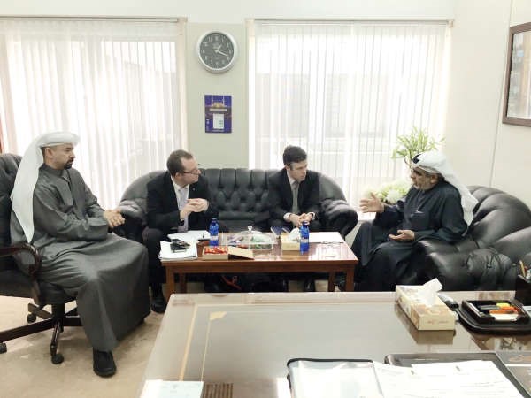 عدنان عبدالصمد خلال اجتماعه مع وفد منظمة العفو الدولية