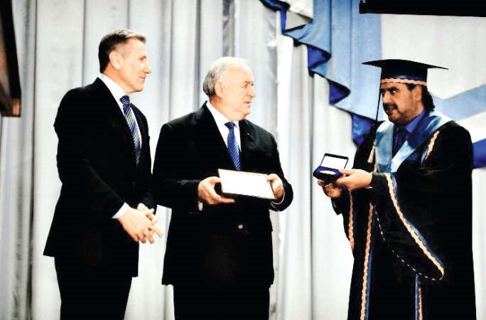 الشيخ احمد الفهد يتسلم شهادة الدكتوراه الفخرية﻿