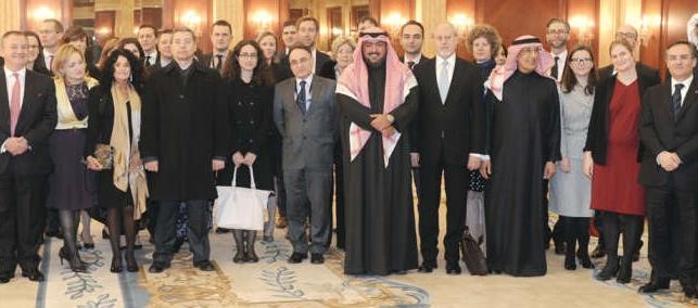 الشيخ ثامر العلي مع الحضور في اللقاء ﻿