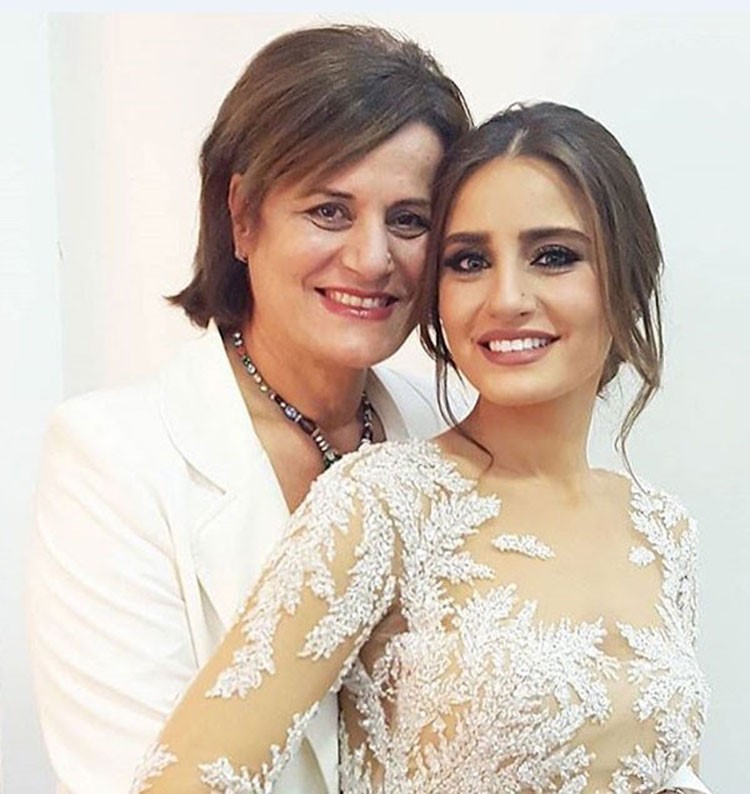 صورة: والدة إيميه صياح تفوقها جمالاً