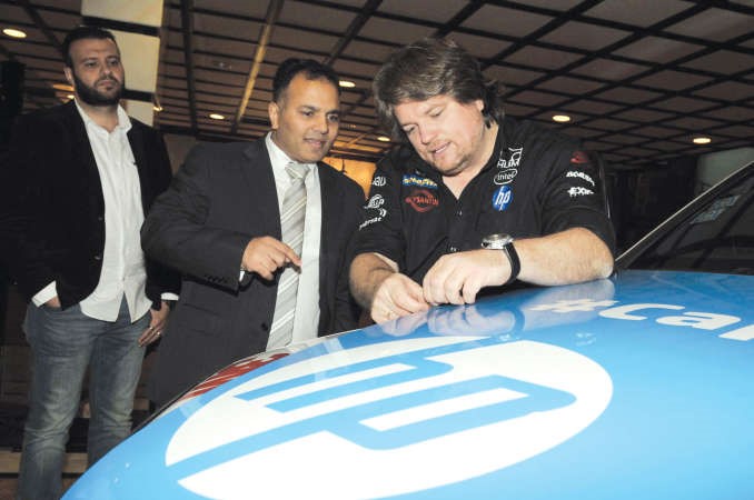 زايتلو وعبدالحليم سيد خلال معاينة افلام 3M التي قدمت الحماية للهيكل من الخدوش