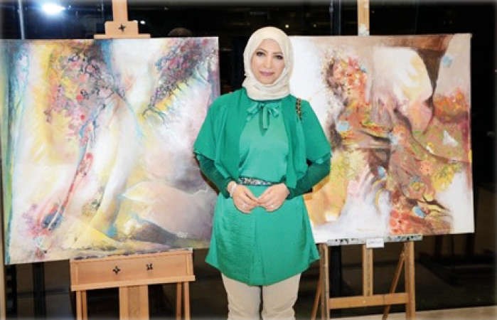 احدى الفنانات المشاركات بالمعرض﻿