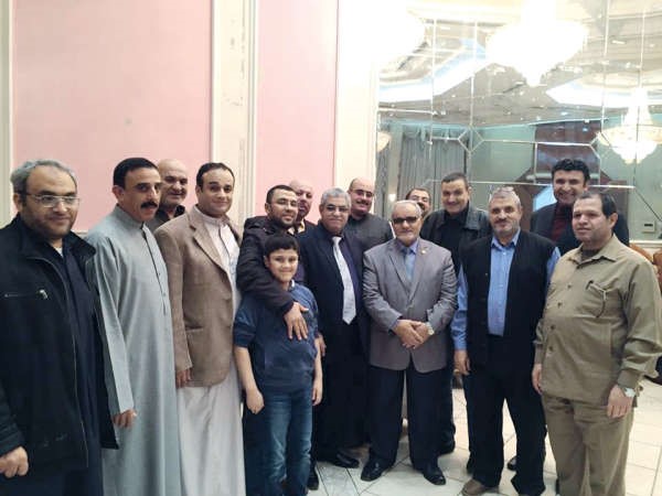 مممدوح الحسيني متوسطا عددا من ابناء الجالية المصرية في الكويت