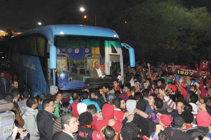 جماهير الالتراس خلال اعتراضها حافلة الاهلي