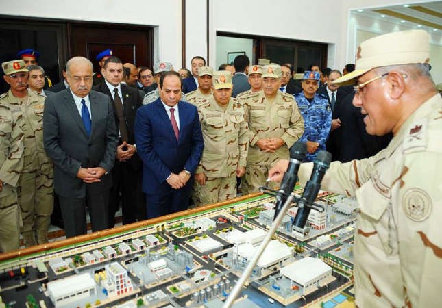 الرئيس المصري عبدالفتاح السيسي يستمع مع رئيس الوزراء الى شرح تفصيلي عن مصنع انتاج الاسمدة الزراعية