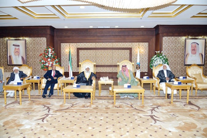 الشيخ فيصل الحمود مستقبلا السفير الهندي سونيل جين ووفد الجامعة الاسلامية الهندية