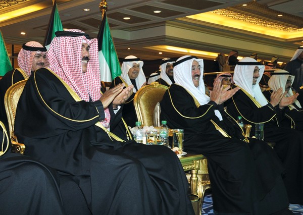 صاحب السموالامير الشيخ صباح الاحمد مبديا اعجابه باداء كبار المطربين للاوبريت الوطني بحضور سمو ولي العهد الشيخ نواف الاحمد ورئيس مجلس الامة مرزوق الغانم