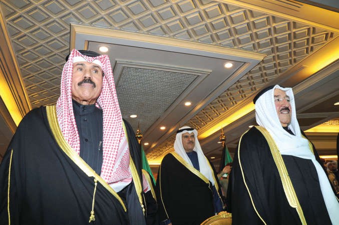 صاحب السمو الامير الشيخ صباح الاحمد وسمو ولي العهد الشيخ نواف الاحمد خلال الحفل ويبدو الشيخ سلمان الحمود﻿