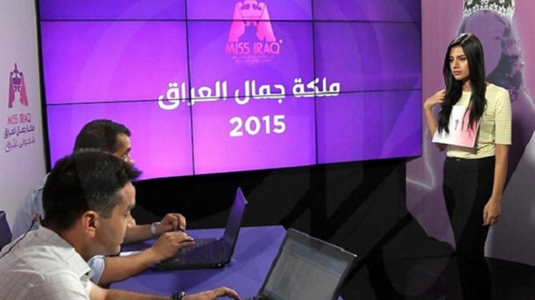 امتحان لاحدى المتقدمات بطلب المشاركة في المسابقة
