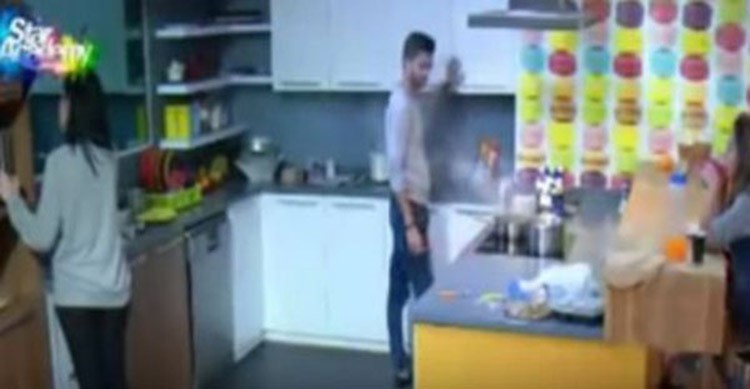بالفيديو.. متسابق ستار أكاديمي المصري يتسبب بحريق على الهواء