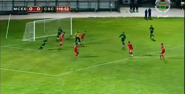 بالفيديو.. لاعب جزائري يخطف الأنظار بتسجيله هدفاً مذهلاً