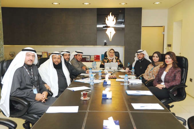 سكرتير التحرير للشؤون البرلمانية الزميل حسين الرمضان والزميلة الاء خليفة مع الحضور في الندوة يوسف كريم