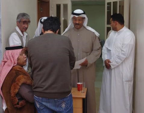 مراجعون ياخذون الارقام الخاصة بمعاملاتهم في ادارة العلاج بالخارج