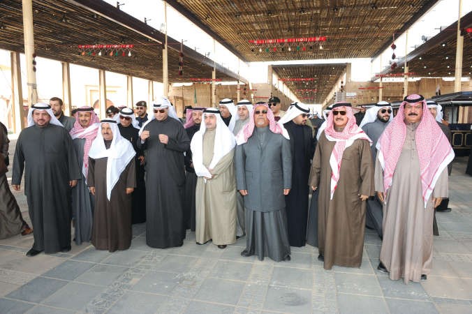 الشيخ علي الجراح والمستشار محمد ضيف الله شرار وعدد من حضورافتتاح قرية صباح الاحمد التراثيةهاني الشمري