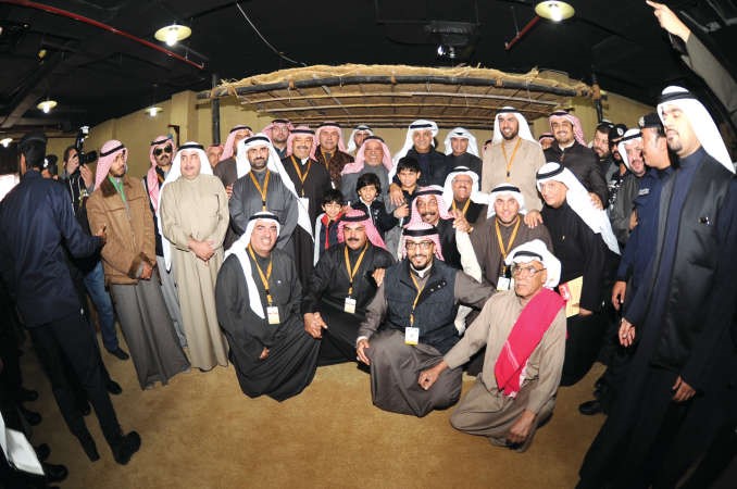 الشيخ علي الجراح ومعلي اليوحة وعدد من الحضور في لقطة جماعية 