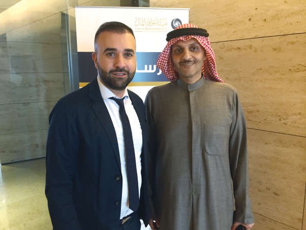 خالد الخالد والزميل احمد بومرعي في مقر هيئة اسواق المال عقب اعلان الهيئة تسليم شركة البورصة مهام ادارة سوق الكويت للاوراق المالية ابريل المقبل