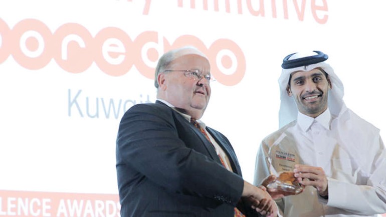 ال ثاني يتسلم جائزة Telecom Review﻿