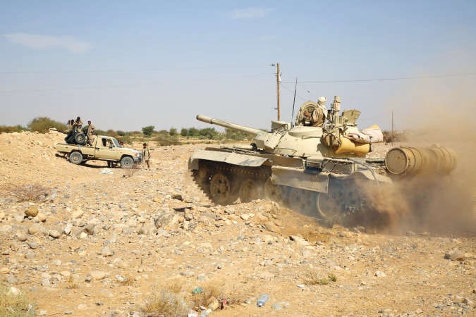 الجيش اليمني والمقاومة الشعبية خلالتقدمهما في صرواح بمحافظة مارب امس الاول افپ 