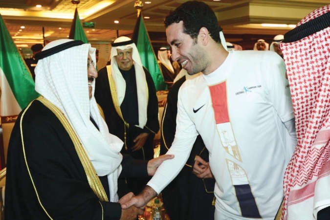 سموه مصافحا النجم المصري محمد ابوتريكة﻿