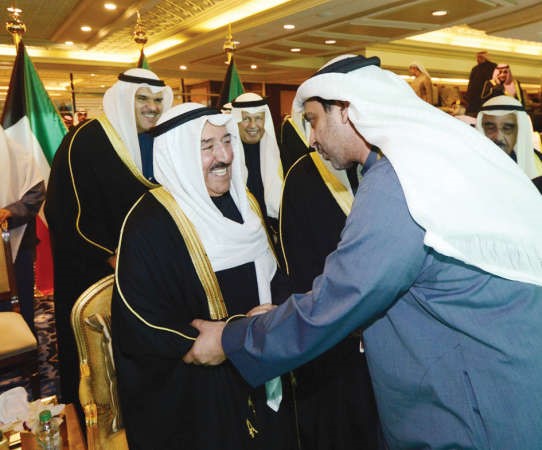  وصاحب السمو مصافحا الشيخ محمد العبدالله﻿
