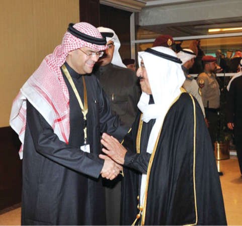 صاحب السمو يصافح رئيس الشؤون المالية والادارية بالديوان الاميري عبدالعزيز اسحق ﻿