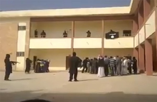بالفيديو.. دواعش يسبون عدداً من النساء أمام أزواجهن وسط عويلهن وصراخ الازواج