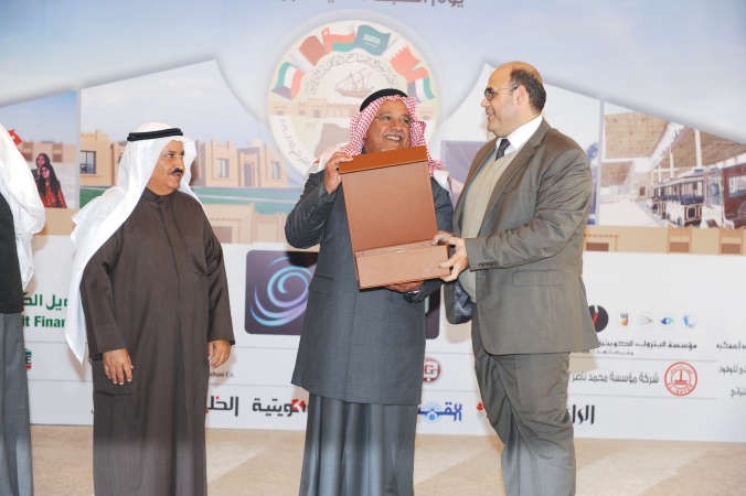 الشيخ علي الجراح مكرما الزميل بسام غريب عن جريدة السياسة﻿