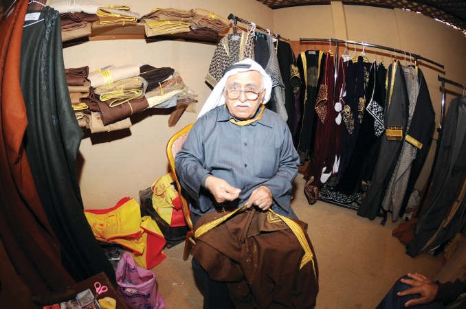 صناعة البشوت من الحرف اليدوية التقليدية﻿