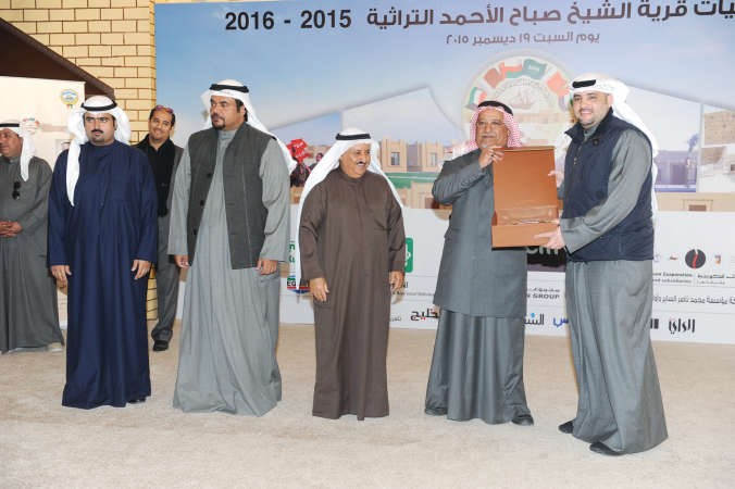 الجراح يكرم مدير العلاقات العامة في بيتك يوسف الرويح﻿