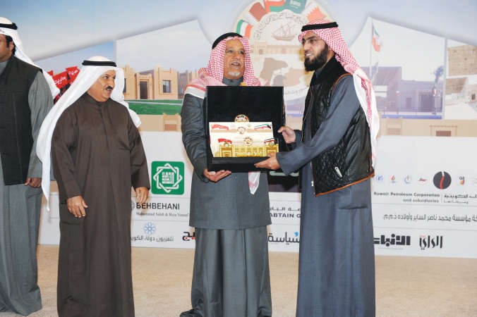 يوسف السعيدي يتسلم درع التكريم نيابة عن الشيخ احمد المنصور ﻿
