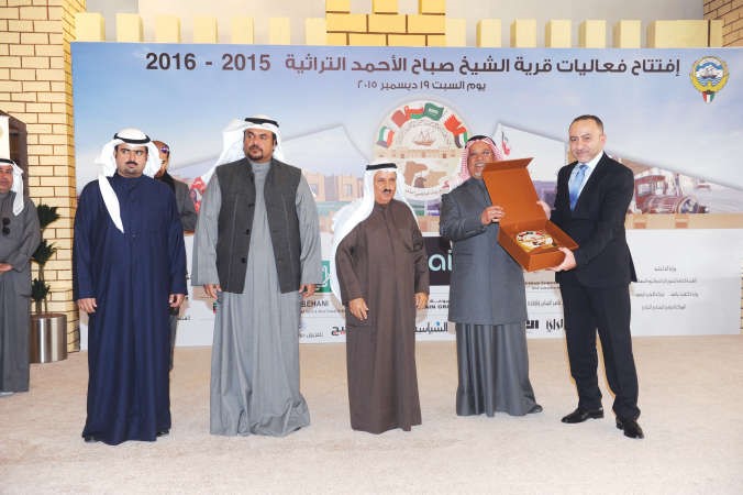 الشيخ علي الجراح مكرما الزميل اندريه كرم من جريدة القبس﻿