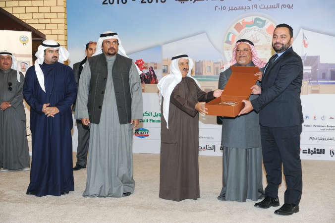 الشيخ علي الجراح مكرما الزميل زياد مجذوب من جريدة الراي﻿