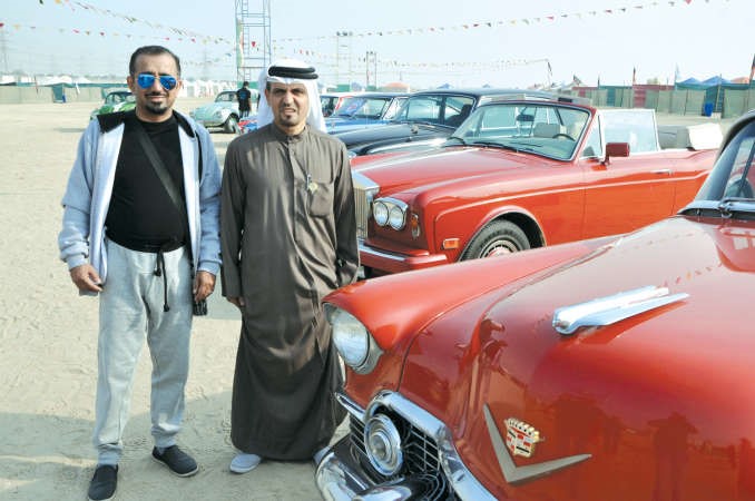 دعبدالله بوير واحد رواد المخيم في ركن السيارات التراثية ﻿