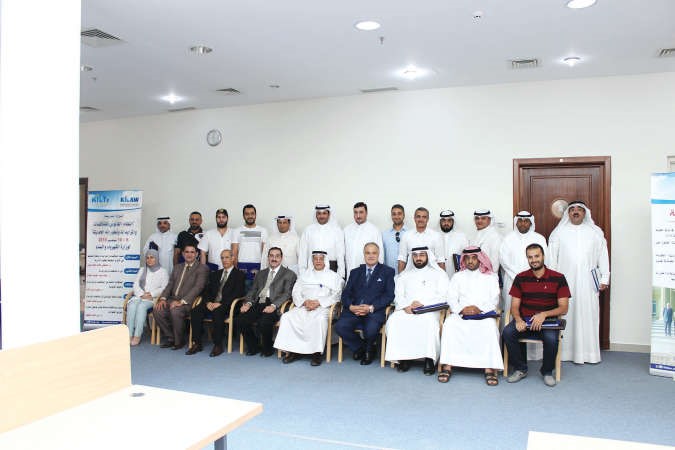 لقطة تذكارية لمشاركين في دورة تدريبية﻿