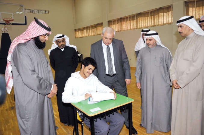 دبدر العيسى متفقدا احدى لجان التربية الخاصة ويبدو فهد الغيص﻿