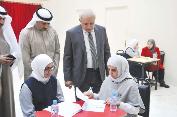 ويتفقد احدى لجان الطالباتمحمد هاشم﻿