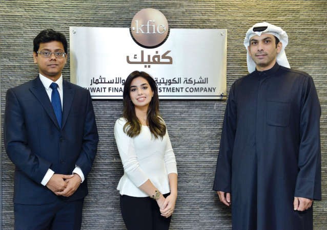 من اليمين محمد العيبان ومها عادل سليمان وميتليش كومار اوجها﻿