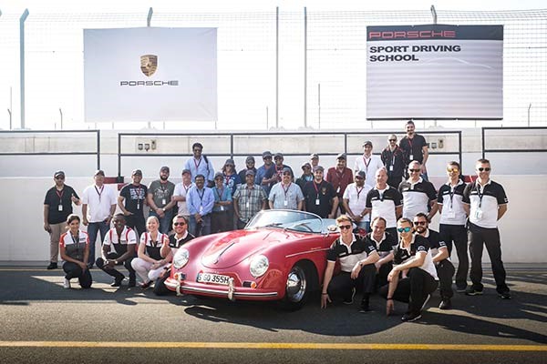 الاعلاميون المشاركون في فعالية بورشه