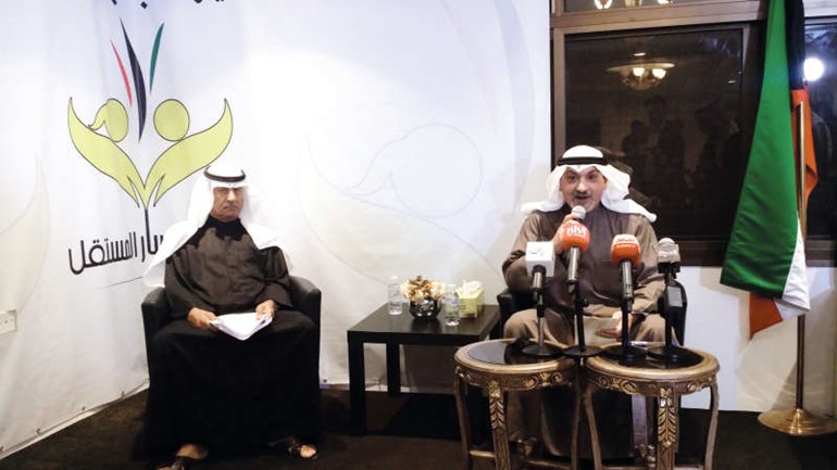 جانب من الندوة ويبدو من اليسار جاسم السعدون وعلى اليمين نائل النعمان