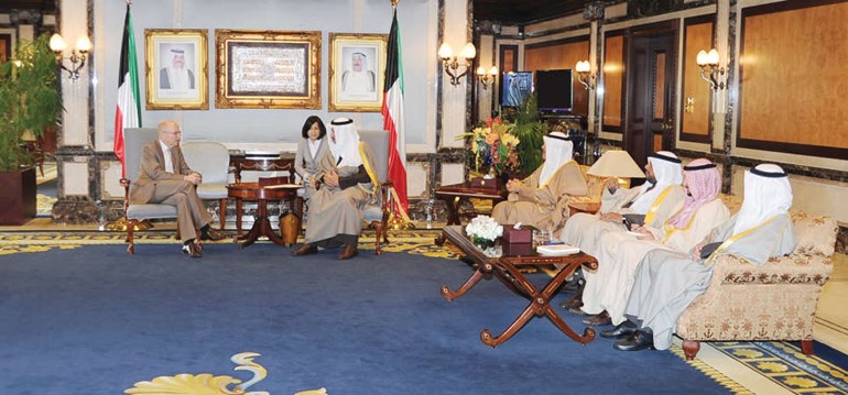 سمو الشيخ جابر المبارك مستقبلا ويلفرد ليمكي بحضور الشيخ سلمان الحمود والشيخ احمد المنصور