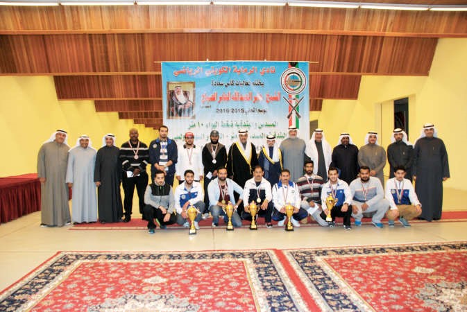 الشيخ عبدالله المبارك وم دعيج العتيبي يتوسطان الابطال﻿