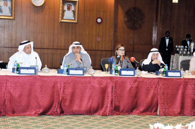 وزيرة التعاون الدولي المصري دسحر نصر تتوسط عبدالوهاب البدر وعبداللطيف الحمد خلال جلسة اجتماع مؤسسات التنمية العربية الوطنية والاقليمية قاسم باشا 
