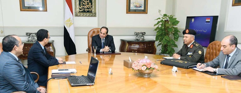 الرئيس عبدالفتاح السيسي خلال استقباله داحمد درويش واللواء كامل الوزير ومهشام ابو سنة