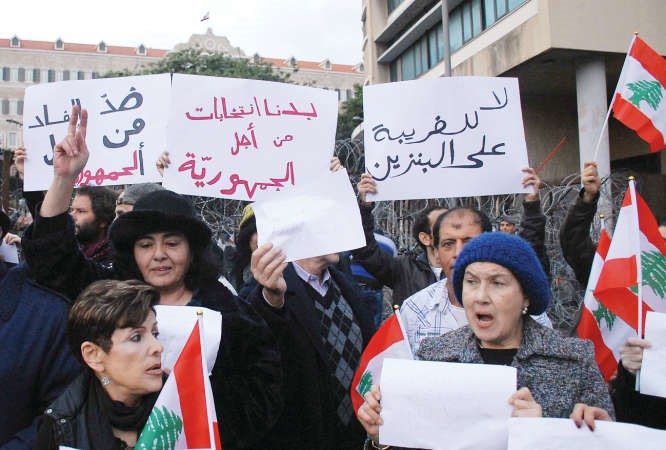 اعتصام سلمي لحملة طلعت ريحتكم وحملات الحراك المدني في ساحة رياض الصلح للمطالبة بحل بيئي لازمة النفايات 	محمود الطويل﻿